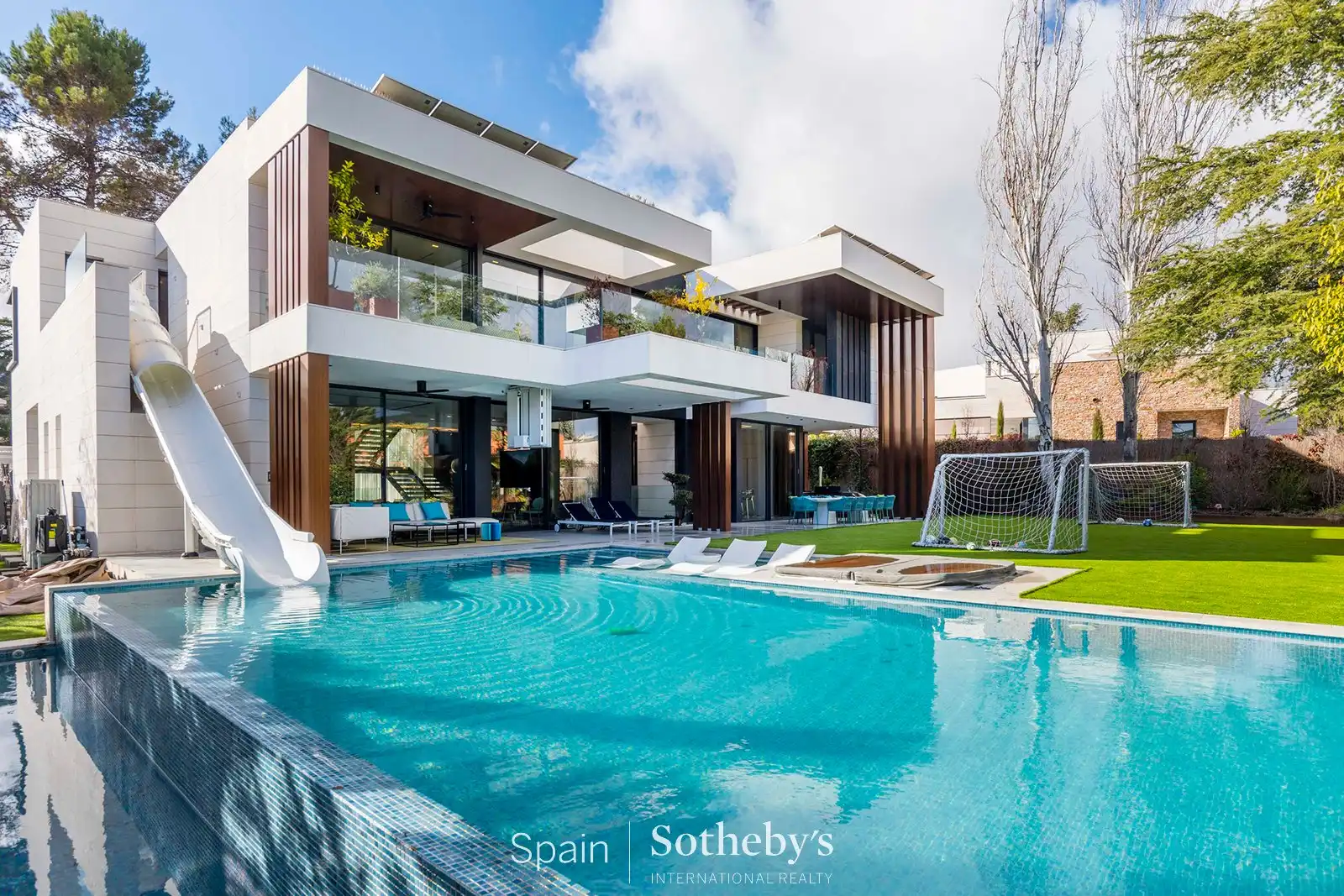 Swimming pool of Houses for sale in Madrid  with Air Conditioner, Heating and Private garden