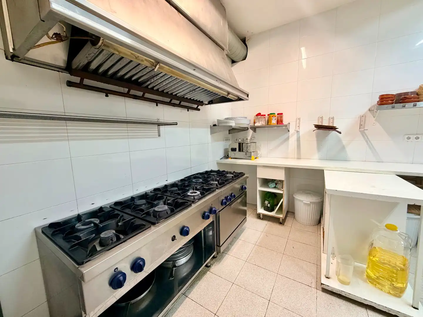 Business premises for transfer in Sants - Montjuïc, imagen 9