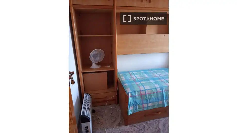 Habitación de Piso para compartir en L'Hospitalet de Llobregat con Aire acondicionado, Calefacción y Amueblado