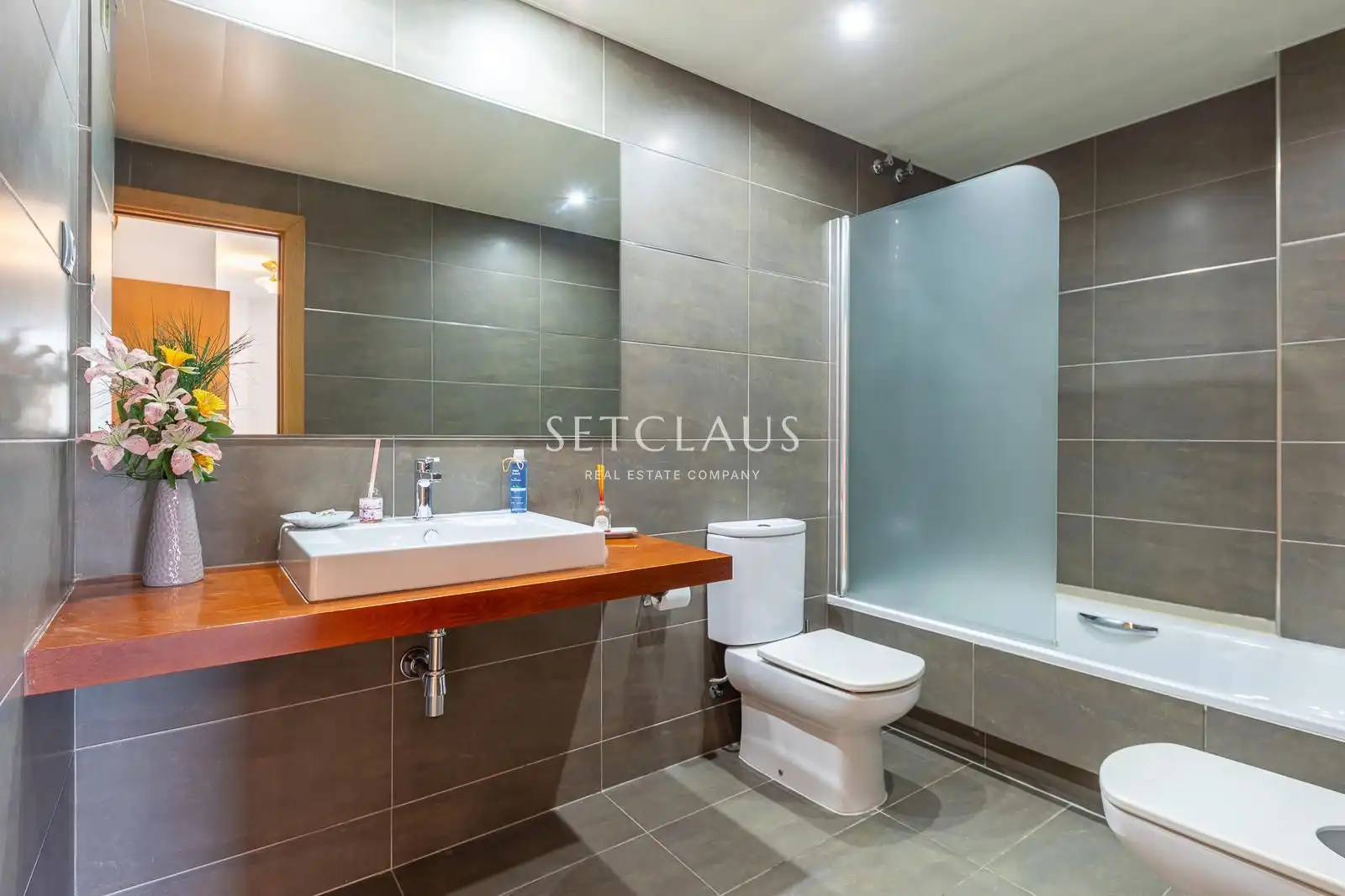 Bathroom of Flat for sale in Badalona  with Air Conditioner, Heating and Terrace