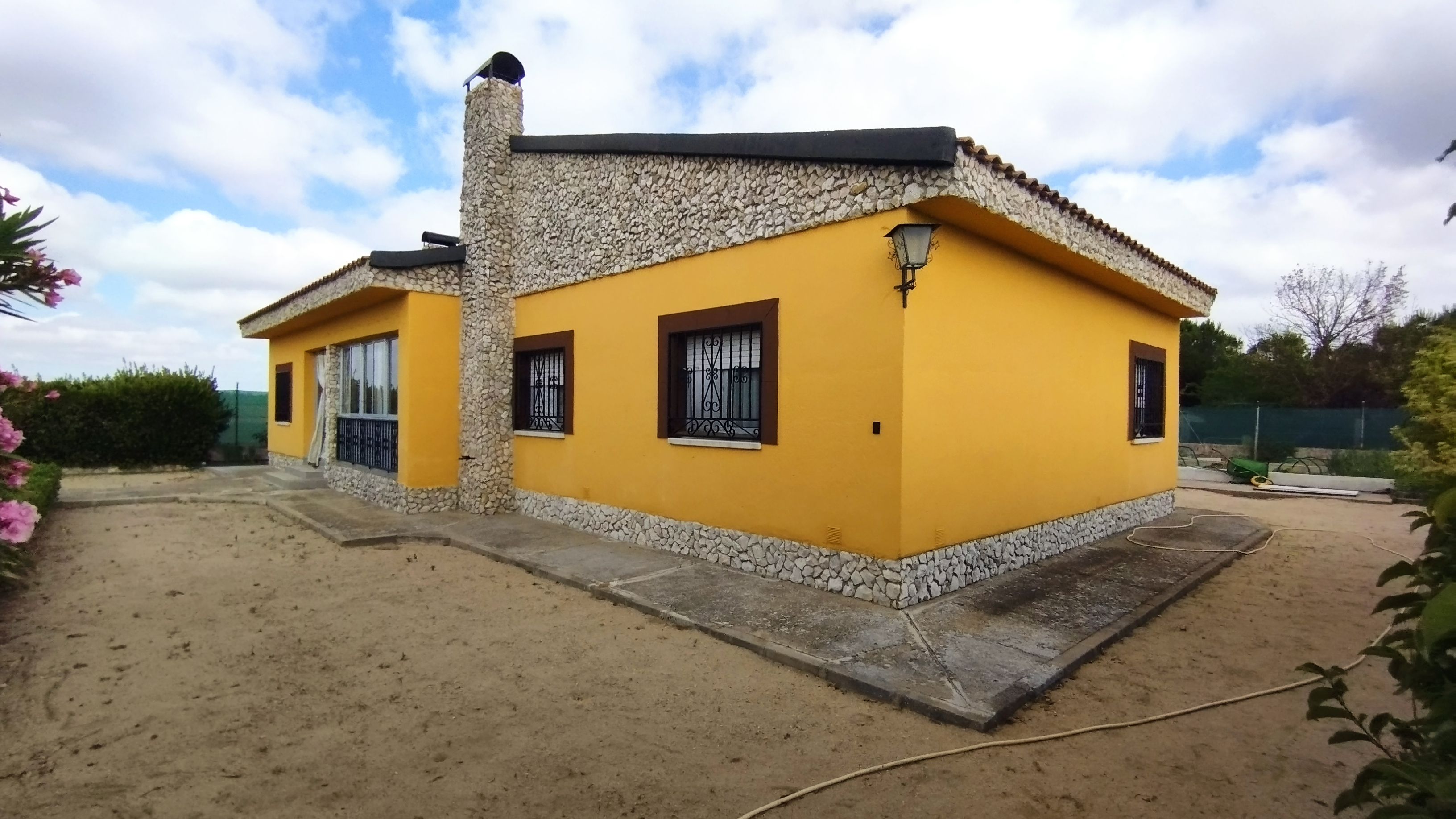 Exterior view of House or chalet for sale in Matapozuelos  with Private garden, Storage room and Swimming Pool