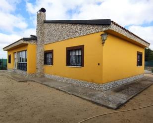 Exterior view of House or chalet for sale in Matapozuelos  with Private garden, Storage room and Swimming Pool