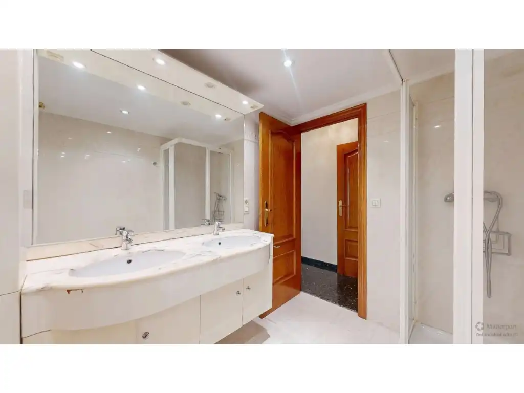 Flat for sale in Exposició