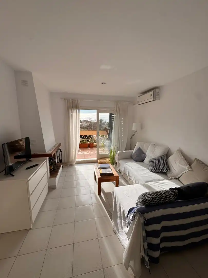 Sala de estar de Apartamento de alquiler en Castell d'Aro, Platja d'Aro i s'Agaró con Jardín privado, Piscina y Horno