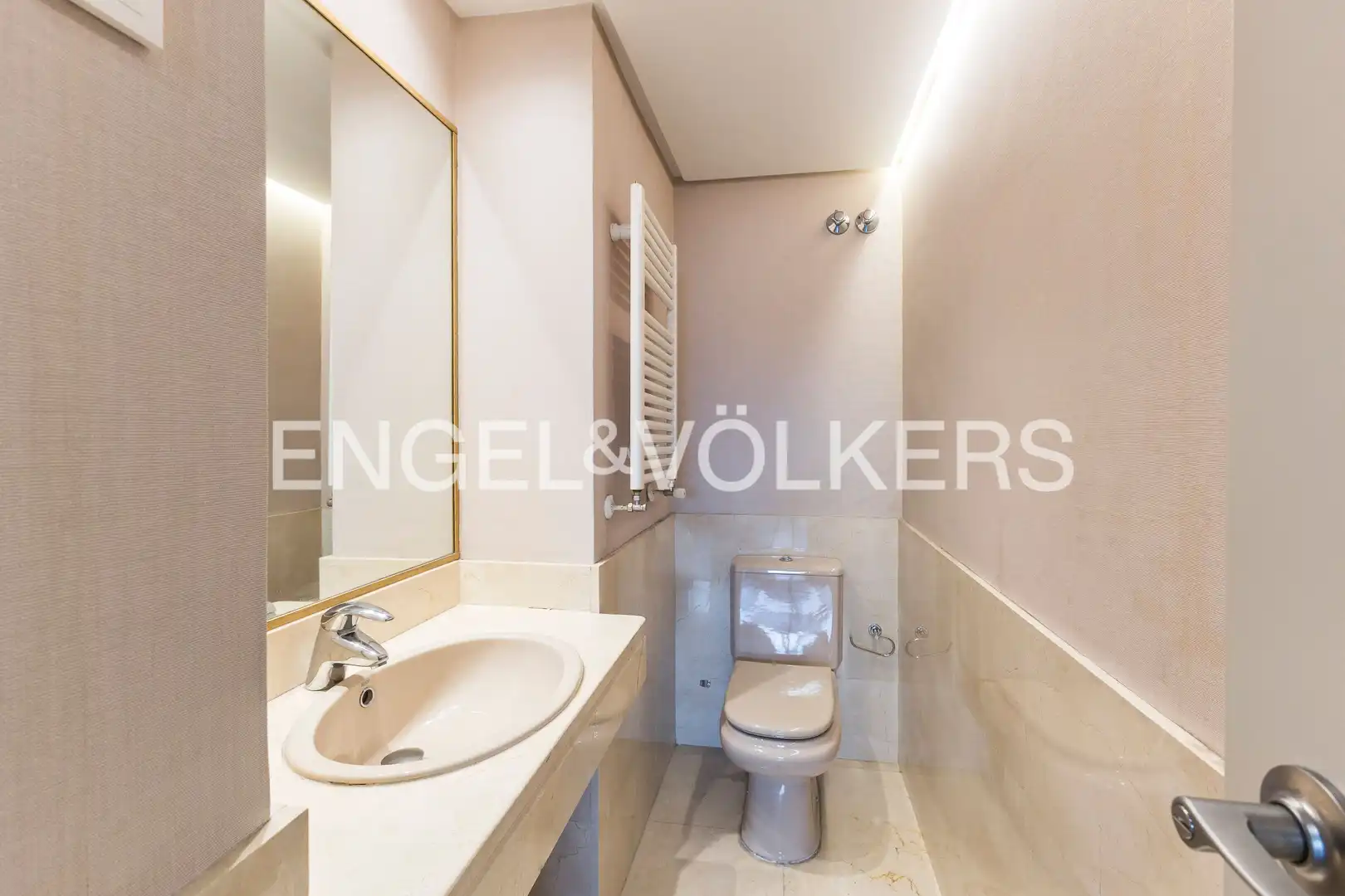 Badezimmer von Wohnung zum Verkauf in Madrid mit Klimaanlage, Heizung und Terrasse