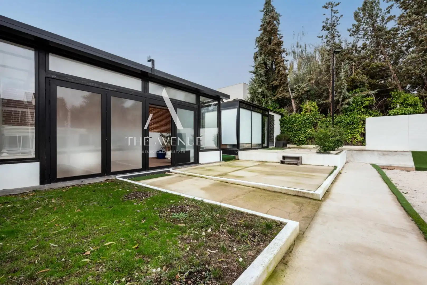 Vista exterior de Casa o xalet en venda en La Moraleja amb Aire condicionat, Calefacció i Jardí privat