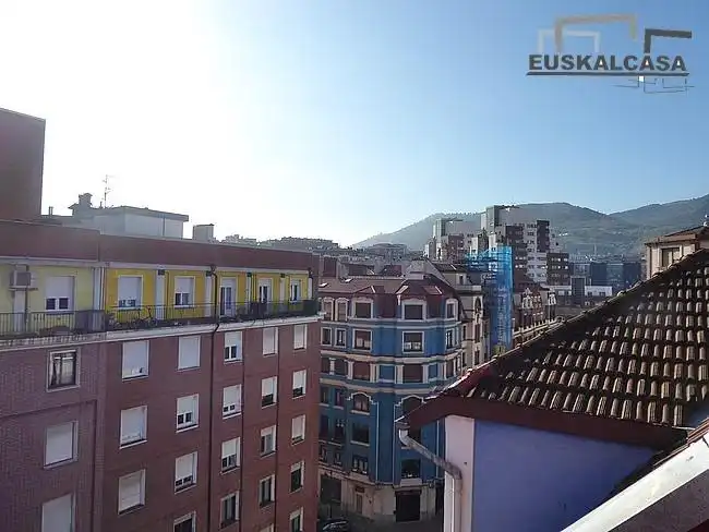 Vista exterior de Pis en venda en Bilbao  amb Calefacció i Parquet