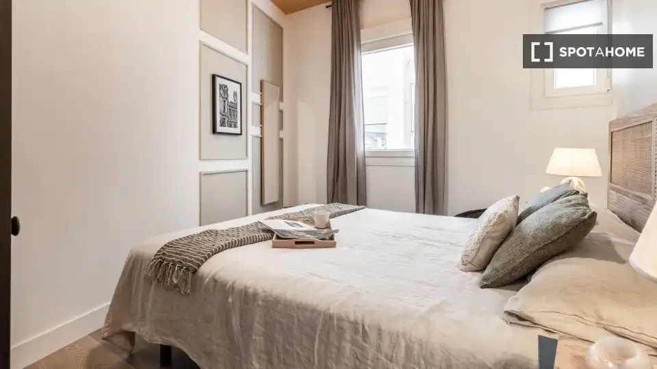 Schlafzimmer von Wohnung zur Miete in Madrid mit Klimaanlage, Heizung und Möbliert