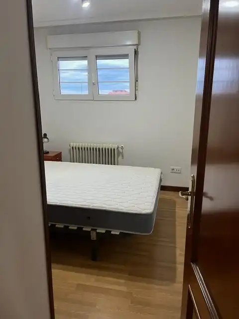 Schlafzimmer von Wohnungen zur Miete in Oviedo  mit Heizung, Parkett und Möbliert