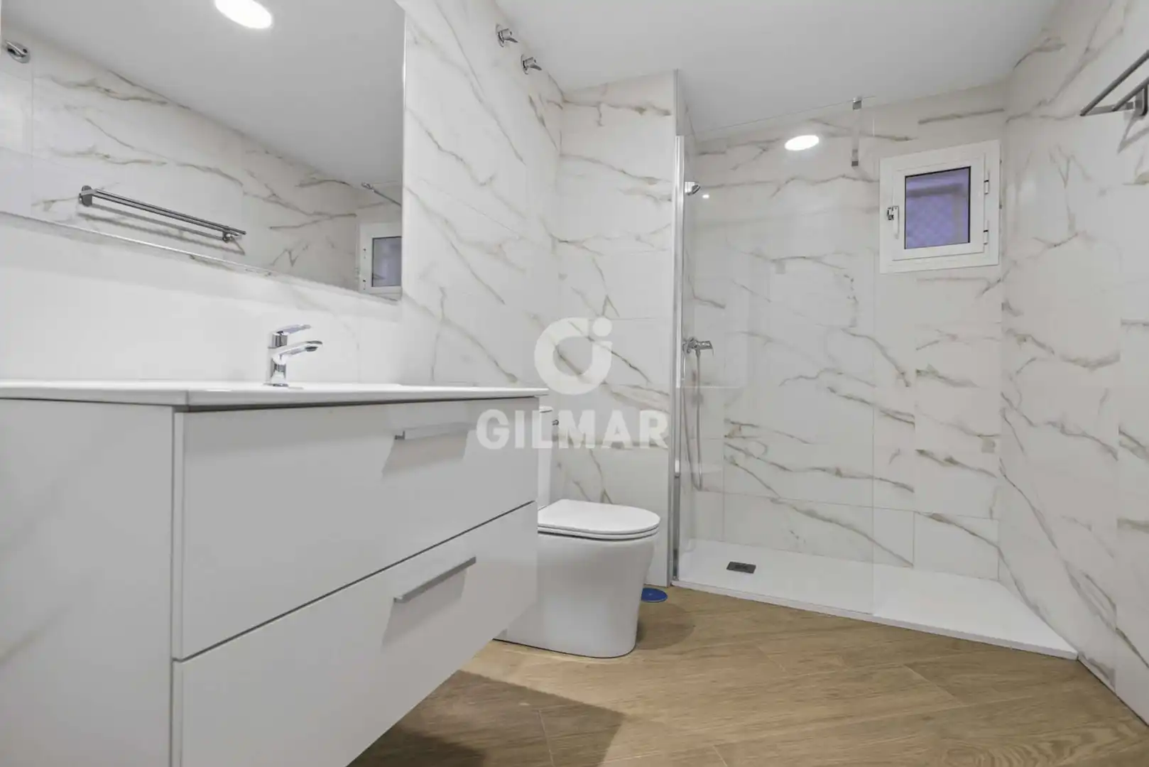 Baño de Piso en venta en Sevilla con Calefacción y Jardín privado