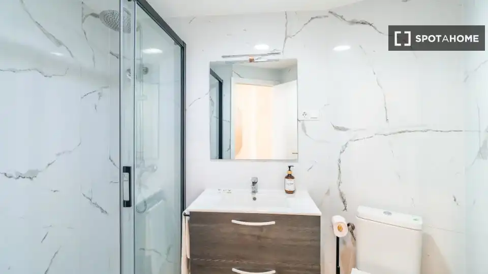 Baño de Estudio para compartir en Torremolinos con Aire acondicionado, Terraza y Amueblado