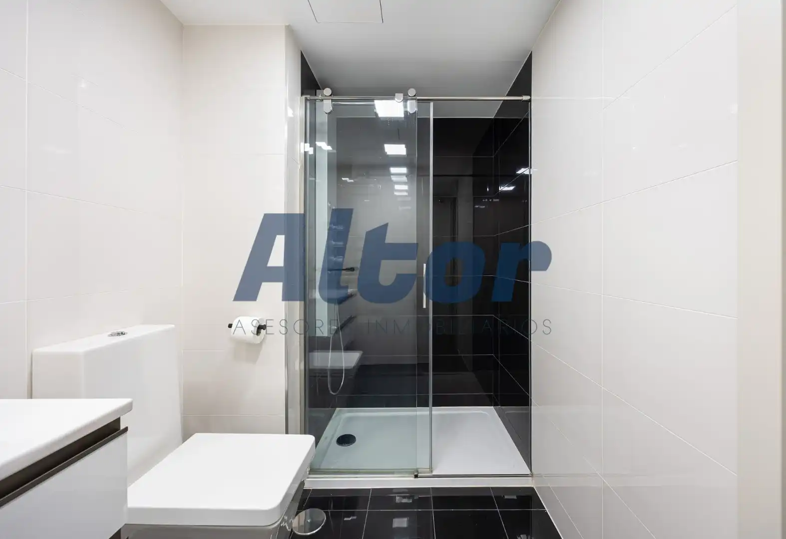 Badezimmer von Wohnung zum Verkauf in Madrid mit Klimaanlage, Abstellraum und Schwimmbad