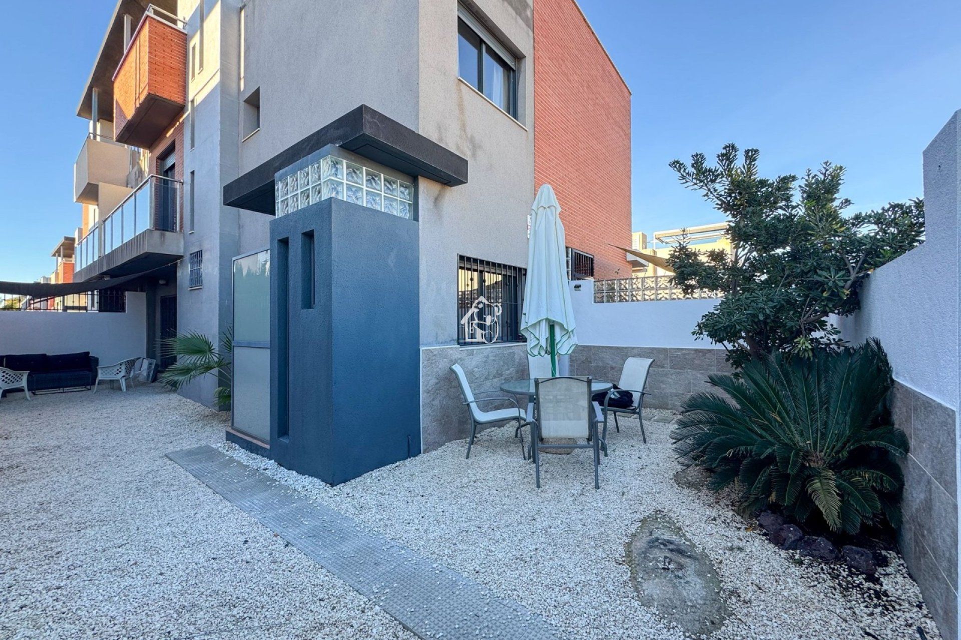 Vista exterior de Casa adosada de alquiler en Torrevieja con Jardín privado, Terraza y Piscina