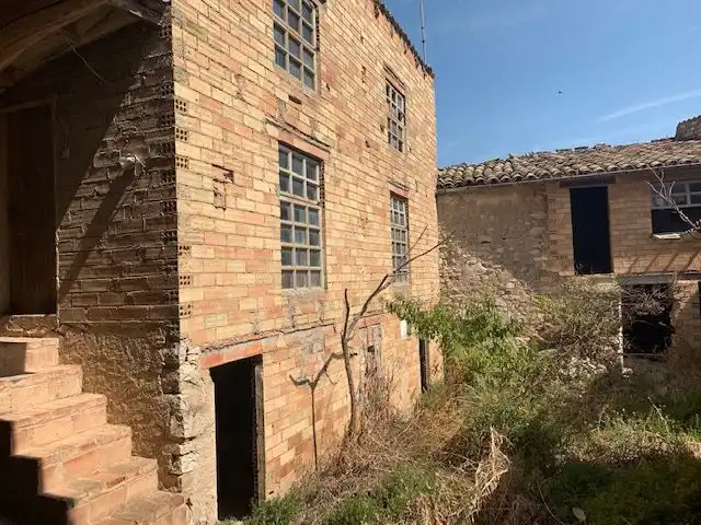 Vista exterior de Casa adosada en venda en Sant Guim de la Plana amb Jardí privat, Traster i TV