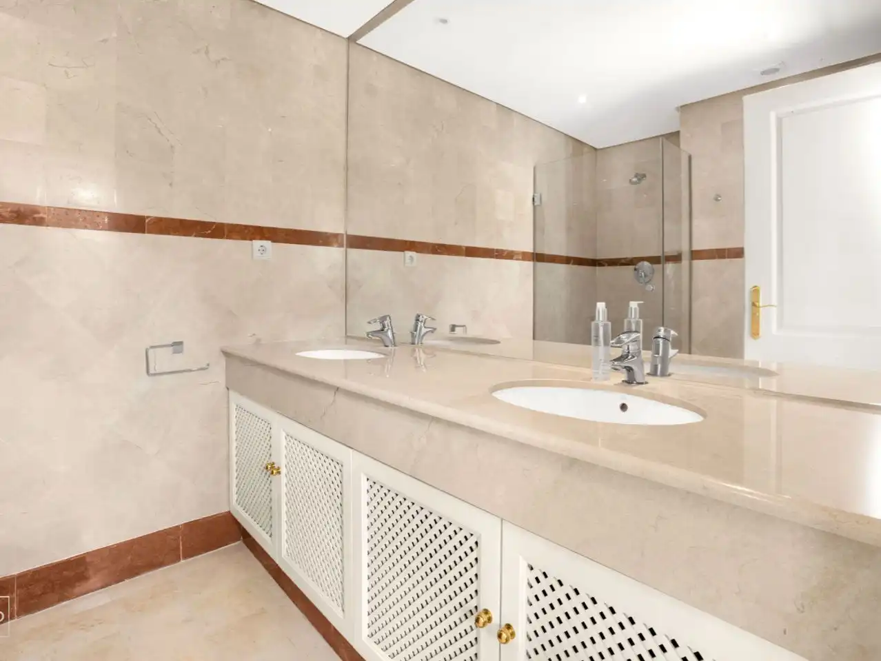 Bathroom of Apartments for sale in Nueva Andalucía