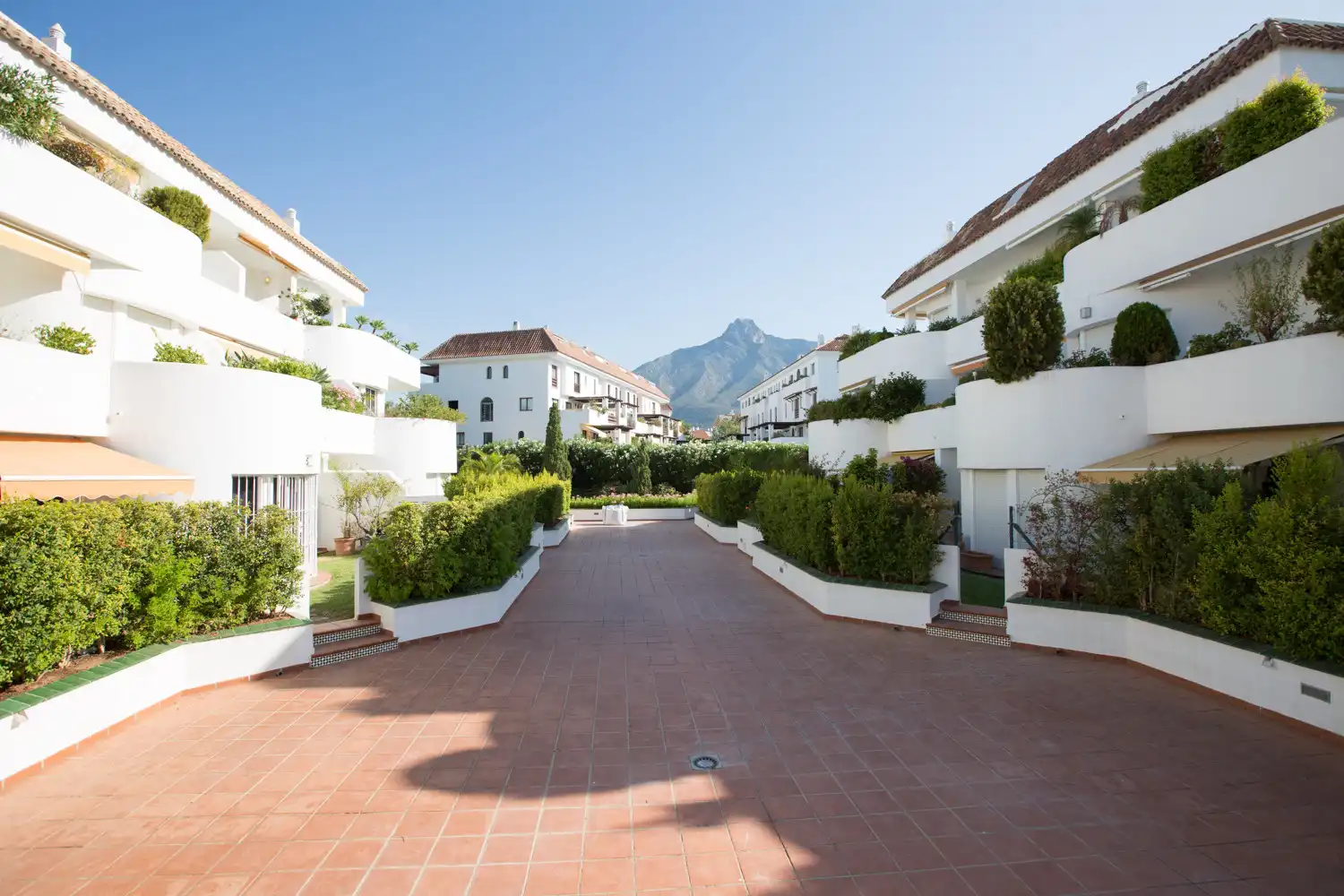 Außenansicht von Wohnungen zum Verkauf in Marbella mit Klimaanlage, Privatgarten und Terrasse