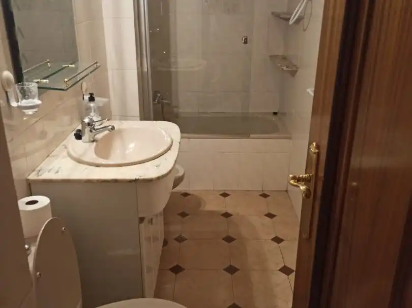 Badezimmer von Wohnung zur Miete in  Granada Capital mit Klimaanlage