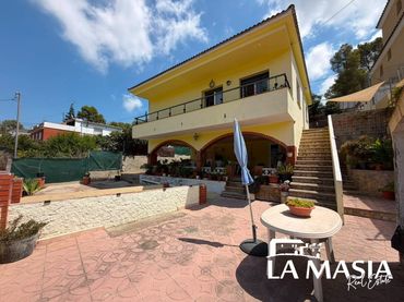 Casa con piscina in vendita a Canyelles