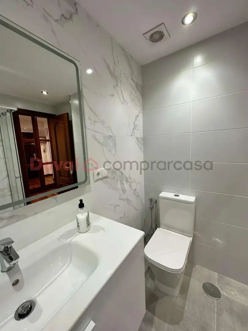 Bathroom of Flat for rent in Vigo   with Heating, Parquet flooring and Terrace