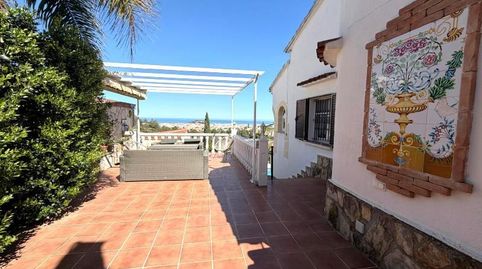 Chalet soleado con vistas al mar y a la montaña con mucha privacidad.