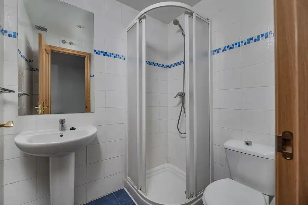 Baño de Piso en venta en Pinto con Calefacción, Trastero y Piscina