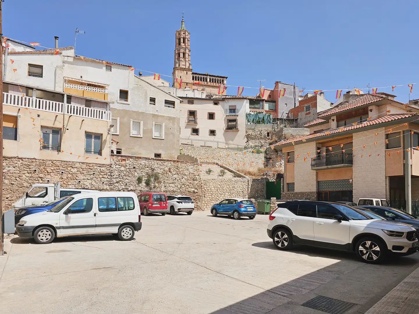 Parking of Country homes for sale in Fuentes de Jiloca