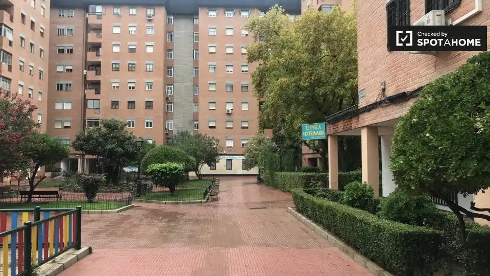 Exterior view of Flat for share in Alcalá de Henares  with Air Conditioner, Heating and Furnished