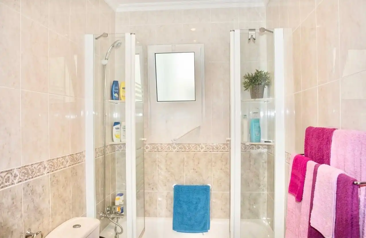 Badezimmer von Wohnungen zur Miete in Guardamar del Segura mit Klimaanlage, Heizung und Schwimmbad
