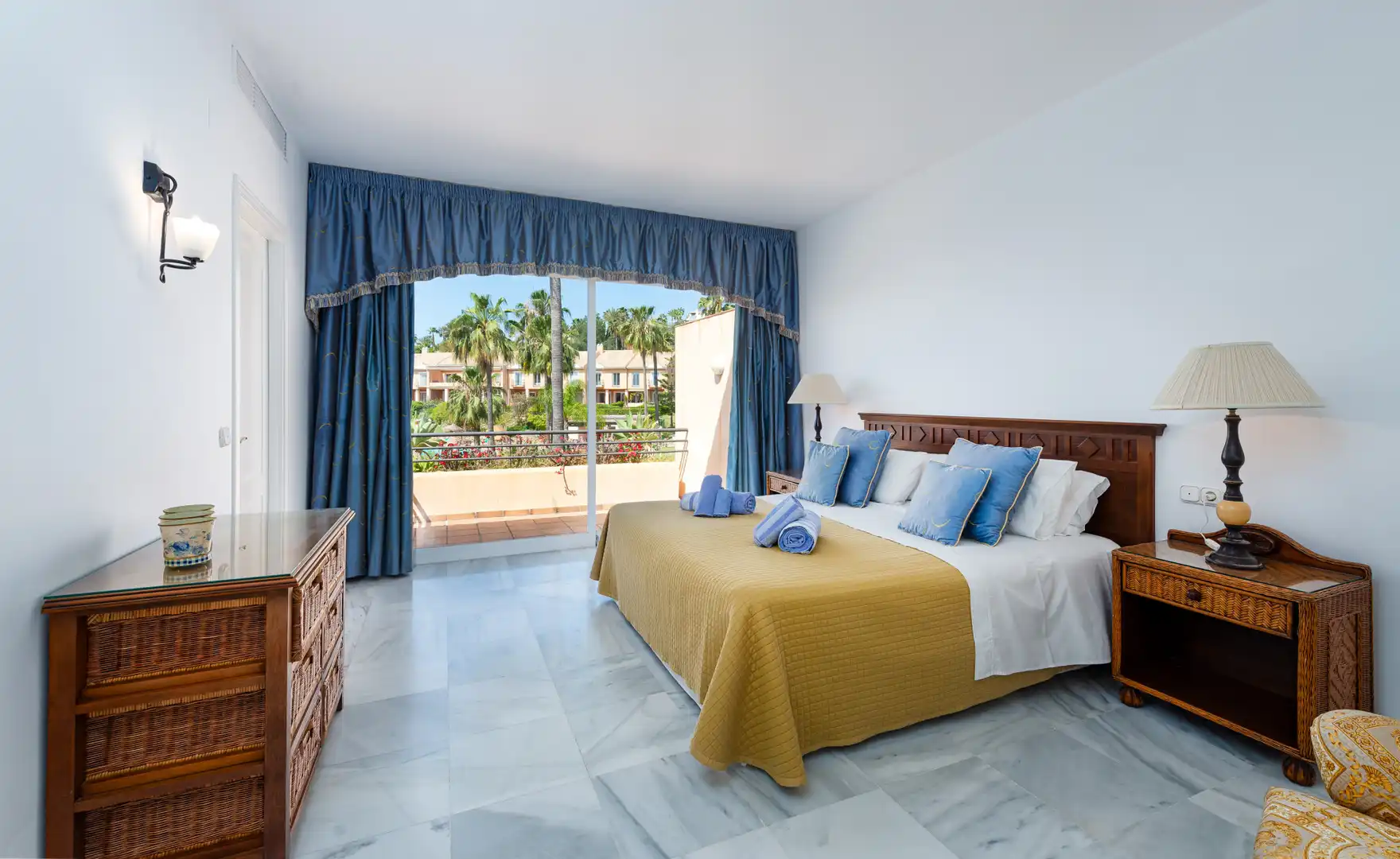 Habitación de Casa adosada en venta en Benahavís con Aire acondicionado, Terraza y Piscina