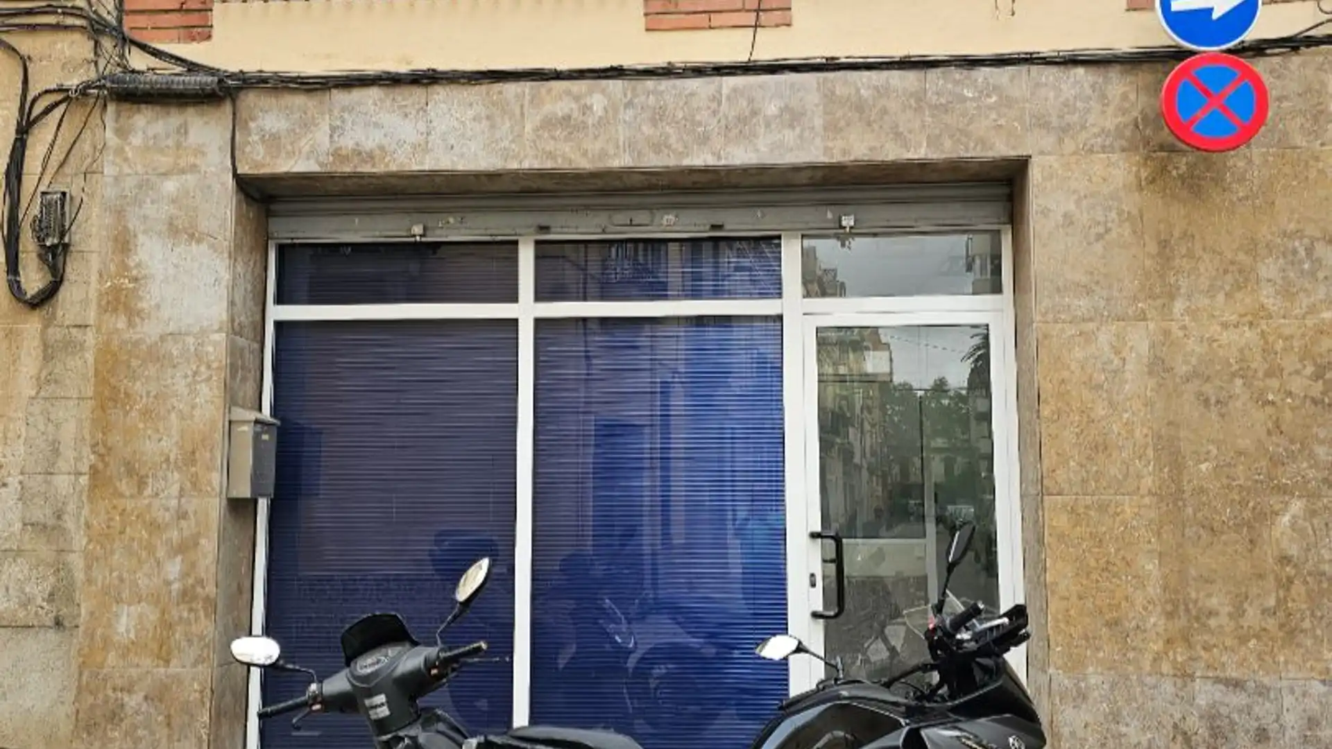 Vista exterior de Local en venta en  Barcelona Capital con Internet