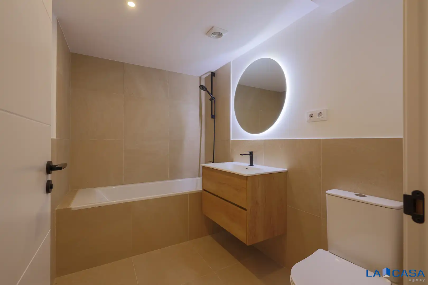 Bathroom of Flat for sale in Barcelona