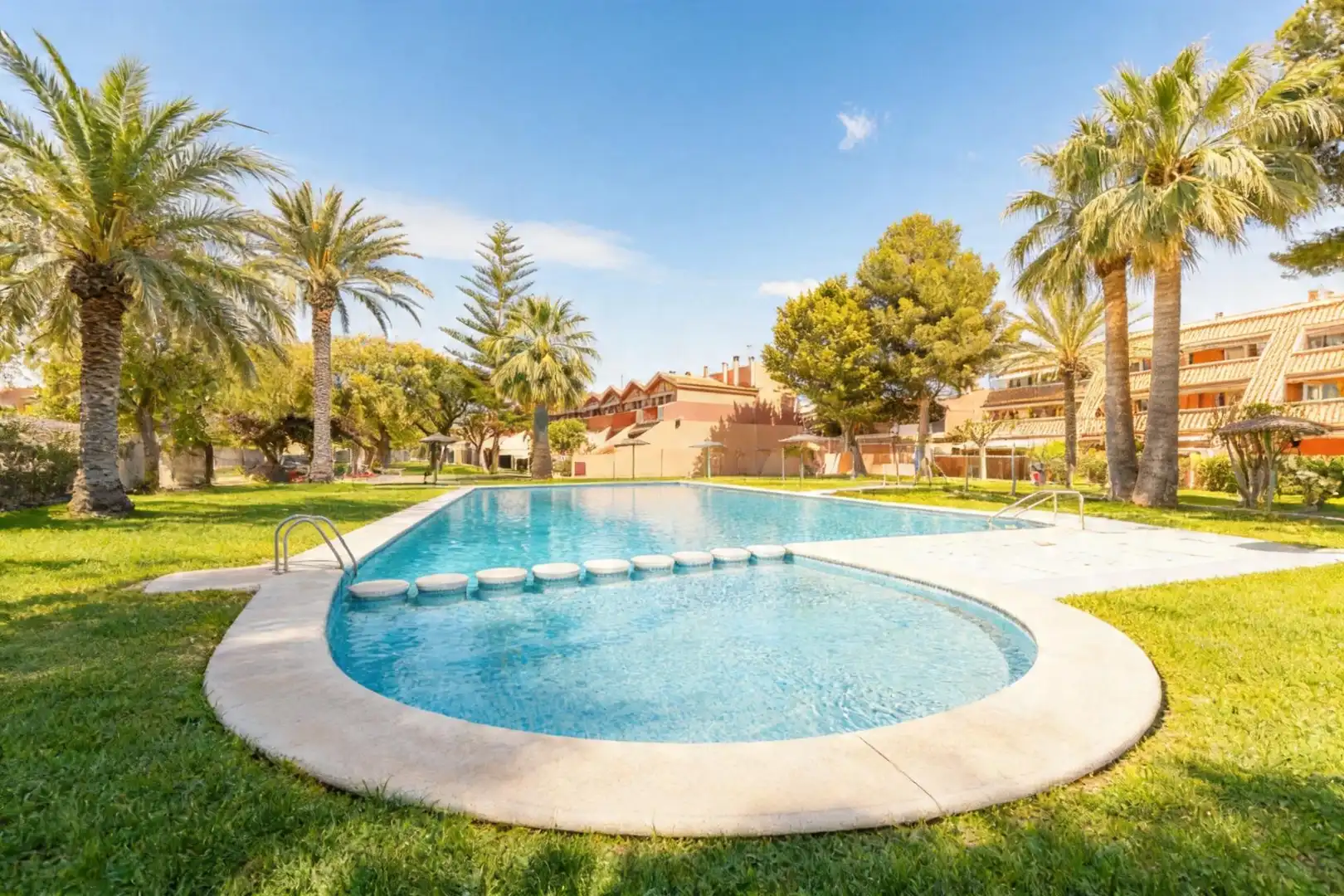 Schwimmbecken von Einfamilien-Reihenhaus zum Verkauf in Sant Joan d'Alacant mit Klimaanlage, Privatgarten und Terrasse