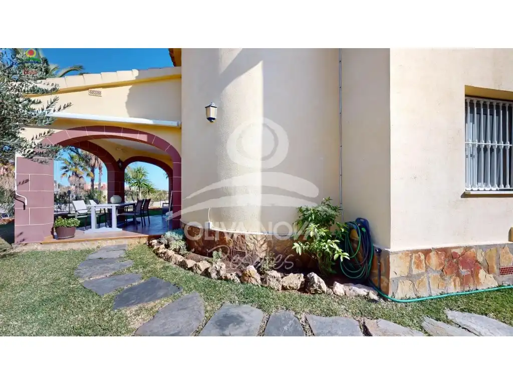 Vista exterior de Casa o chalet en venta en Oliva con Jardín privado
