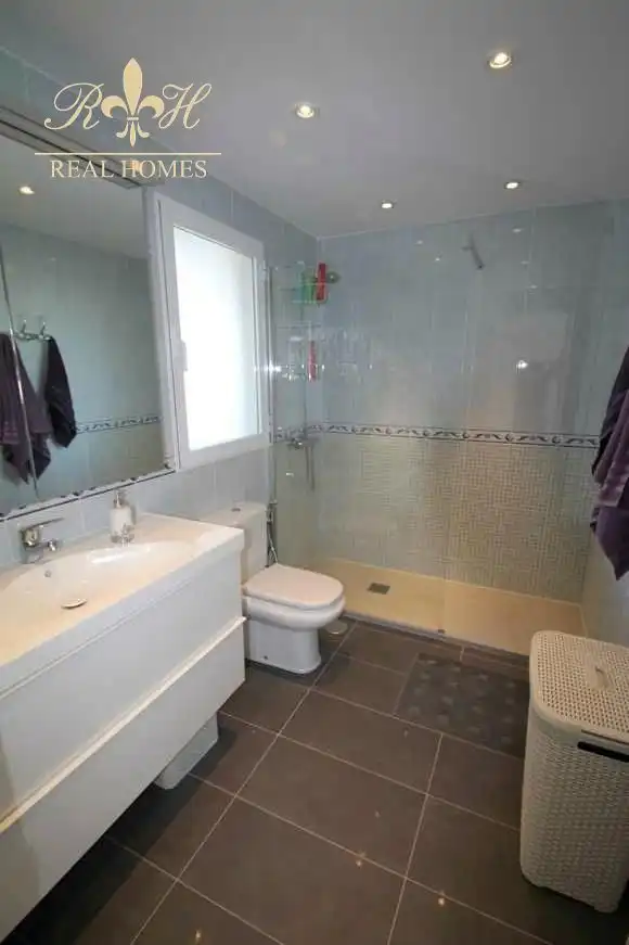 Baño de Ático de alquiler en L'Alfàs del Pi con Aire acondicionado, Terraza y Piscina