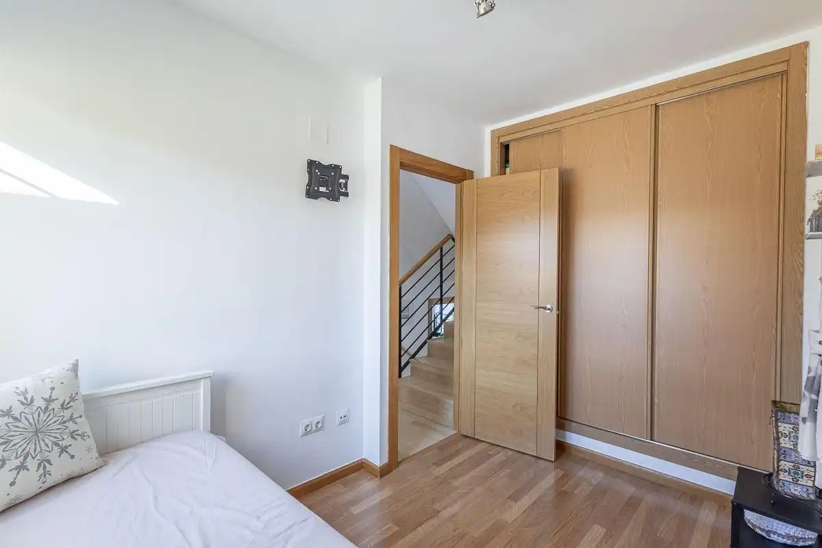 Habitación de Casa adosada en venta en Las Gabias con Piscina comunitaria