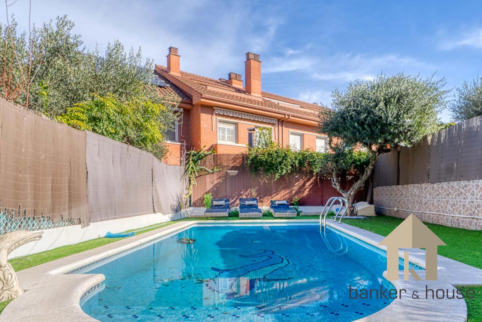 Piscina de Casa adosada en venda en Cerdanyola del Vallès amb Aire condicionat, Calefacció i Jardí privat