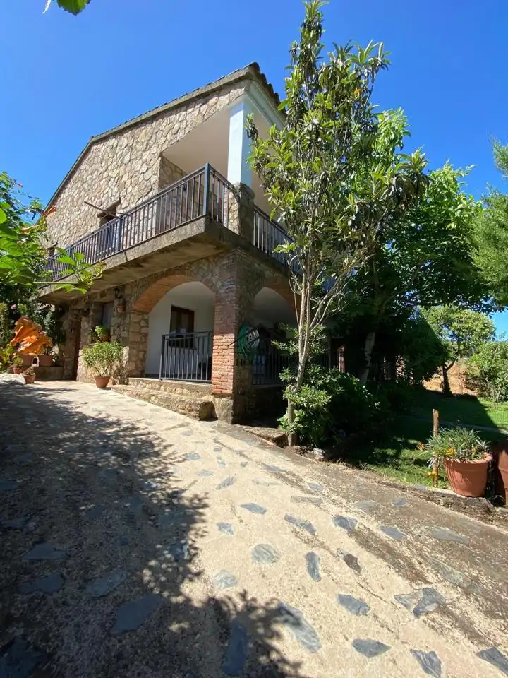 Vista exterior de Finca rústica en venda en Valencia de Alcántara amb Jardí privat, Terrassa i Piscina