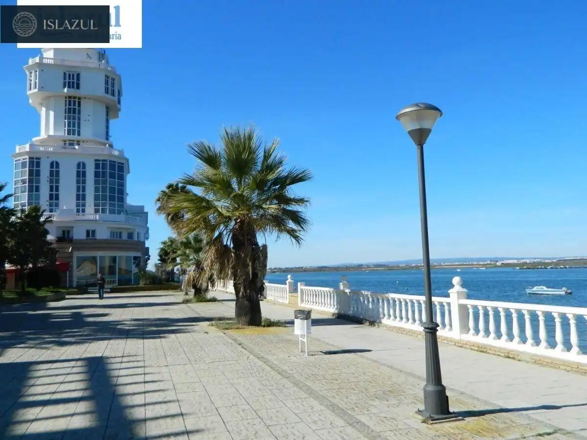 Vista exterior de Casa adosada en venda en Isla Cristina amb Terrassa, Traster i Moblat