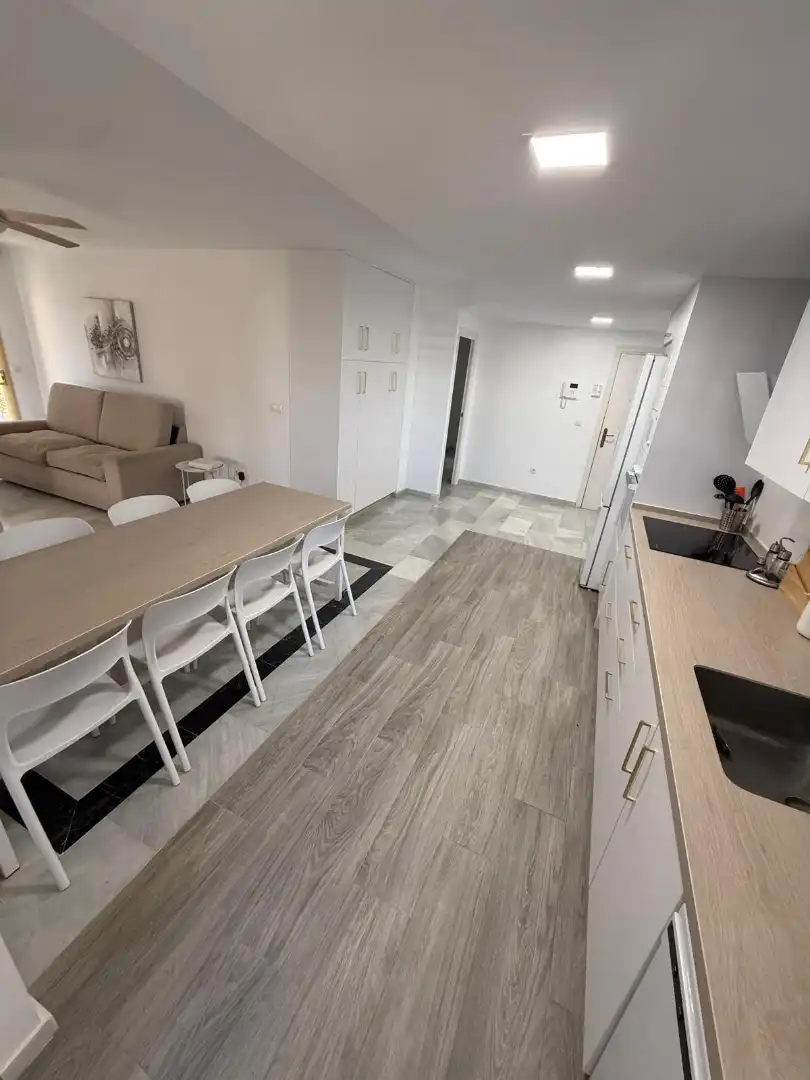 Cuina de Apartament de lloguer en Fuengirola amb Aire condicionat, Calefacció i Jardí privat
