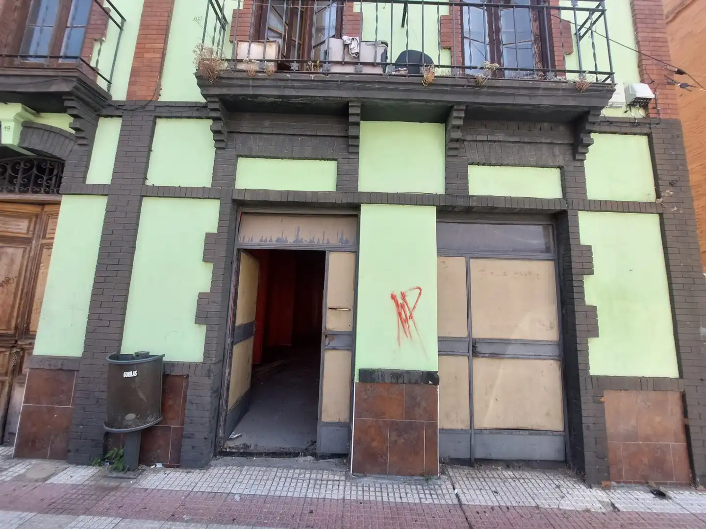 Vista exterior de Local en venda en León Capital 