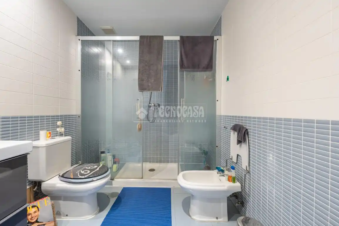Baño de Casa adosada en venta en Paracuellos de Jarama con Aire acondicionado, Calefacción y Jardín privado