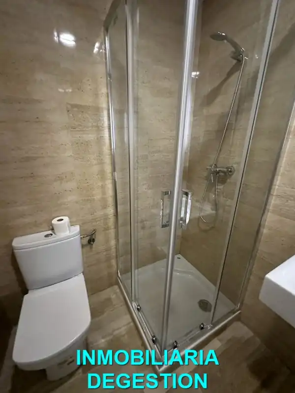 Baño de Apartamento de alquiler en Linares con Aire acondicionado, Calefacción y Amueblado