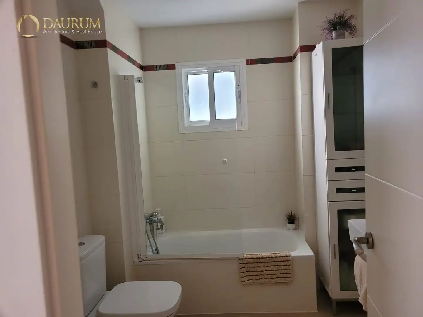 Bathroom of Flat for sale in Sevilla  with Air Conditioner, Heating and Terrace