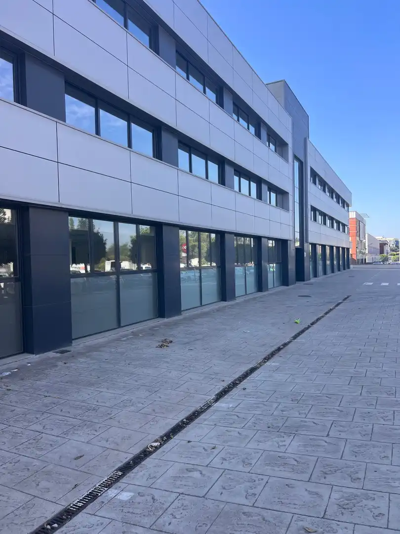 Mixt residencial amb ascensor de lloguer a Artesania 22