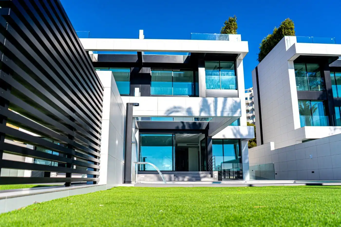 Außenansicht von Einfamilien-Reihenhaus zum Verkauf in El Campello mit Privatgarten, Terrasse und Abstellraum