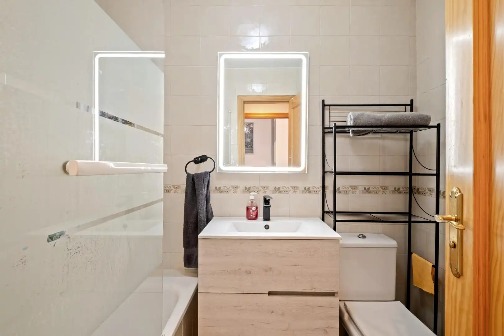 Badezimmer von Erdgeschoss zum Verkauf in Málaga mit Klimaanlage und Heizung