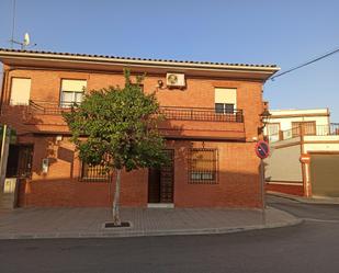 Vista exterior de Casa adosada en venda en La Rambla amb Terrassa i Balcó