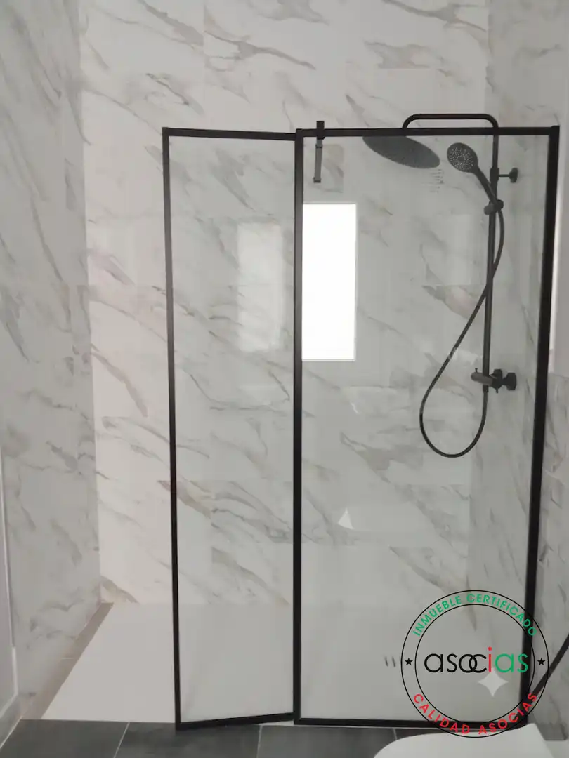 Baño de Piso de alquiler en Gijón  con Jardín privado, Parquet y Terraza
