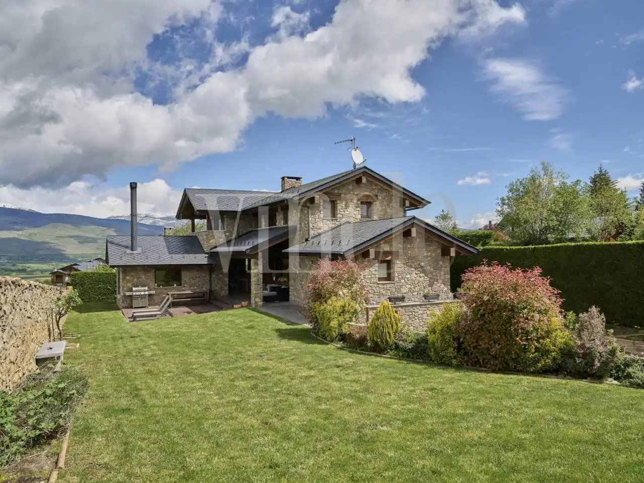 Vista exterior de Casa o xalet en venda en Das amb Calefacció, Jardí privat i Parquet