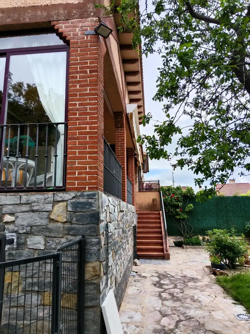 Vista exterior de Casa adosada en venta en La Lastrilla  con Aire acondicionado, Calefacción y Jardín privado